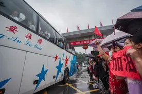 毛坦厂陪读妈妈的“毕业季”：广场舞团的告别图片