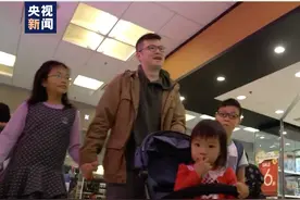 面对“黑暴”威胁，他抱着两岁女儿，高唱国歌图片