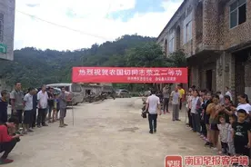 以头挡刀救男孩，广西 德保籍消防员荣立二等功图片