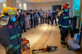 太险了！慈溪一小男孩被酒店旋转门死死卡住图片