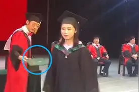 合影后女生忘拿毕业证，网友：这真是来照相的视频封面