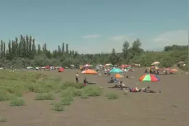 利用独特光热资源，新疆吐鲁番沙疗受游客热捧图片
