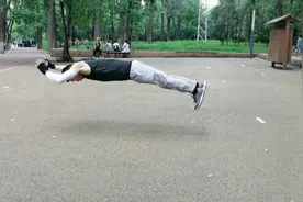 惊艳！五旬运动达人玩转花式俯卧撑图片