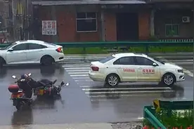 女学员开教练车闯红灯撞倒摩托车，随车教练竟授意其逃逸图片
