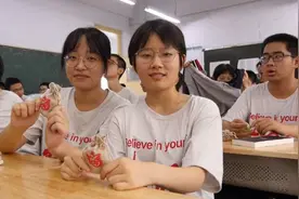 80秒丨福袋、视频回忆录，德州一中班主任精心准备最后一课：说好不煽情却还是流泪了图片