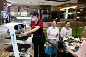 我市一餐饮店引进14个机器人当起传菜员 新鲜有趣就餐体验 大大增加客流图片