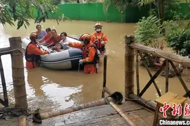 云南孟连：持续降雨致民房被淹 消防成功救援7人图片