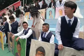 59秒丨独一无二！高三毕业生手绘78幅油画肖像，全班合影定格青春记忆图片