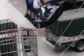 四个熊孩子把车顶当“蹦床”，网友怒了图片