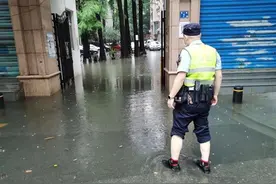 暴雨中电线冒火花，民警冒雨蹚水关电闸图片