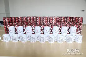 暖心！唐山一高校为毕业生定制毕业礼品图片