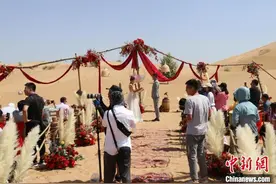 中国第七大沙漠上演首届沙漠婚礼论坛图片