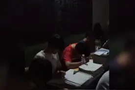 高考生突遇停电，接下来这一幕让人泪目……图片