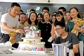 安徽淮南：高三学子分切毕业蛋糕 互道毕业祝福图片