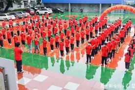 戴上成人帽，走过成人门，​高考前武汉七中为高三学子举办成人礼图片