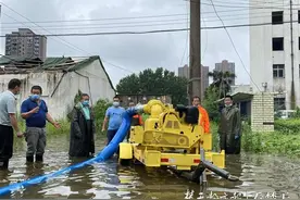 居民家中渍水严重，社区调来抽水泵排忧图片