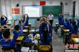 高考前的“最后一课”同学们向班主任做比心手势图片