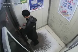 不满小区管理，一外卖小哥竟用螺丝刀猛戳楼层按钮被行拘图片