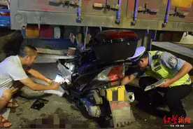 摩托车“钻”进挂车车尾 众人合力救出被困者图片