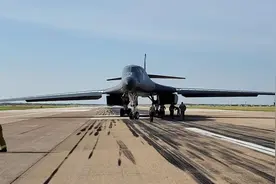 美空军B-1B轰炸机因故障紧急降落 刹车起火两个轮胎爆胎图片