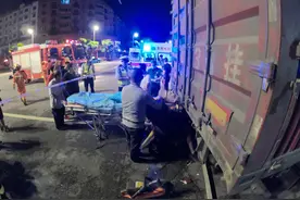 摩托车钻到货车下面，群众助力消防救出驾驶员图片