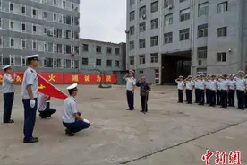 山西吕梁：消防员热传“90岁老兵拄拐重温入党誓词”照片图片