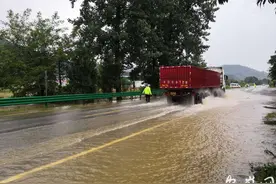 受强降雨影响，池州G236线殷汇龙山口路段被淹图片