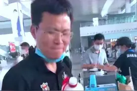 男子带4000元茅台乘高铁被拒，当场一饮而尽！网友评论亮了图片