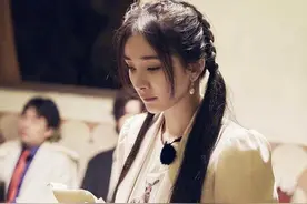 《密逃2》杨幂变身房产中介 白西装蜈蚣双马尾图片