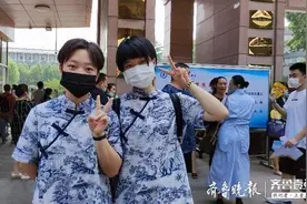 学生穿旗袍来看考场，坦言多出来的一个月自己准备更充分图片