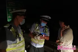 青岛大姨头次开车高速迷路被急哭，交警临时“代驾”护送回家图片