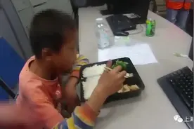 带孩子坐动车，一到站撇下孩子自己下去……这爸爸为什么要这么做？图片