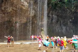 消夏新选择 威远石板河山间踩水好安逸图片