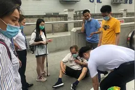 南京一老人地铁站电梯上晕倒 军校学员紧急施救图片