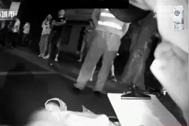 男子“路怒症”爆发，一言不合开车撞人图片