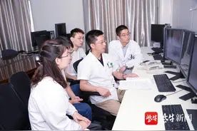 妙龄女高烧40度、反复皮疹关节痛，这种病50万人里才有一例图片
