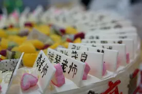 高考前山东一高三班主任给学生送蛋糕 上面写着全班师生的名字图片