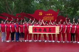 84秒｜爱意满满！聊城老干部赶潮流，自创高考降噪rap，为考生加油鼓劲图片