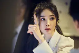 《密逃2》杨幂变身房产中介 白西装梳蜈蚣双马尾图片