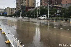 百余个井盖全部被揭开，记者现场全程直击江夏一渍水点退水图片