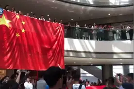 面对“黑暴”，他抱着两岁女儿唱起这首歌！这首歌的力量远不止于此…图片