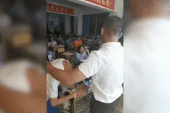 泪目！高考前最后一次点名 师生相拥而泣视频封面