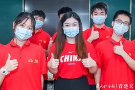 “95后”美女老师第一次送考：“看到学生就像看到7年前的自己”图片