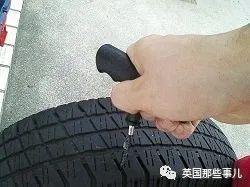 他躲在停车场扎爆上千轮胎，就为了跟女生搭个讪约个会?