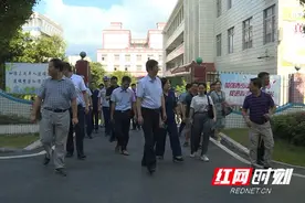 江华：罗建华、龙飞凤深入考点现场调度高考准备工作图片