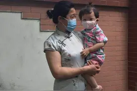 太萌了！两岁女童也穿上小旗袍来给舅舅陪考加油图片