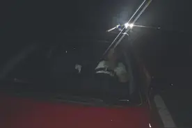 晚九点，高速一车内有婴儿哭闹不止，交警赶紧查看图片