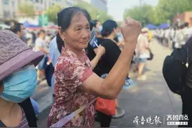高考丨奶奶来送考，这加油姿势真带劲，直接年轻20岁图片