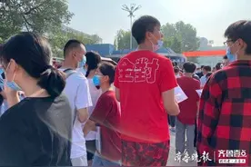 泰安高考首日，二中考点门前一男生身穿“全对战袍”图片