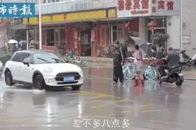 推一辆破三轮在雨中“乘风破浪”，感动春城的大叔，谢谢你图片